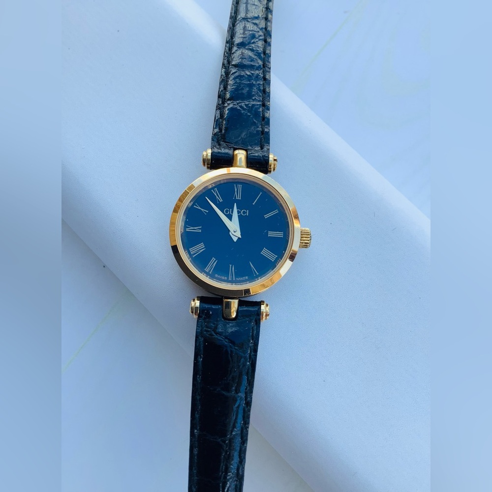 Authentic ladies Gucci Sherry line watch with  Leather Strap💛🖤💛